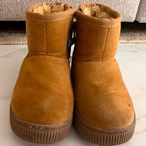 Cat and Jack Uggs style fur lined boots for toddlers sz8